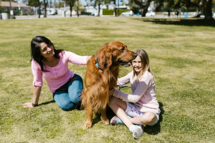 Familia latina compartiendo momentos con su mascota en el hogar migrantes latinos exterior”