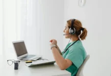 Medicina virtual consciente: una nueva forma de sanar cuerpo, alma y territorio Médico y paciente conectados en consulta virtual, integrando salud, emociones y territorio