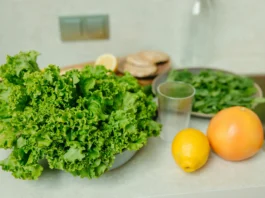 Mesa con frutas, verduras y alimentos saludables para una dieta equilibrada