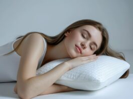 Persona anotando sueños al despertar para recordarlos mejor.