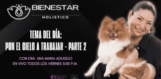 Bienestar Holístico con la Doctora Ana María Agudelo en Vivo Doctora sonriente en un set de grabación radial moderno compartiendo apuntes sobre bienestar holístico durante un programa en vivo